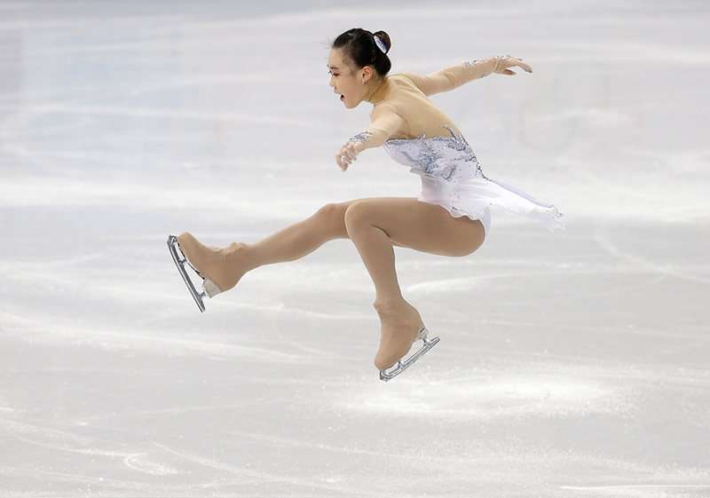 Illustration for article titled Amazing Images of Olympic Figure Skaters Defying Gravity
